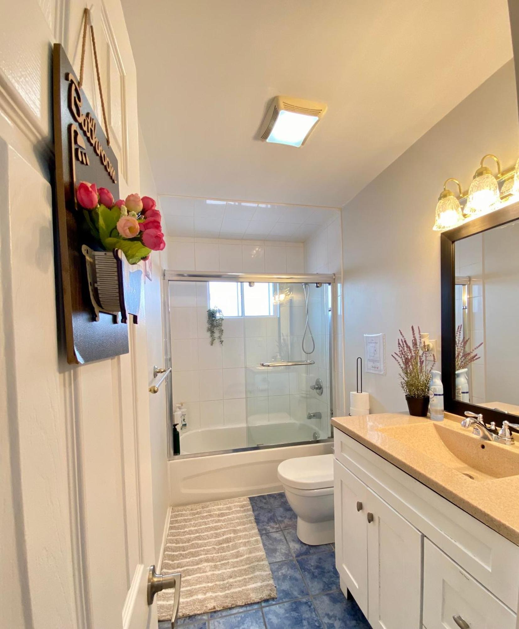 Sunny House - Main Floor, Free Parking, In Toronto Hotel Ngoại thất bức ảnh