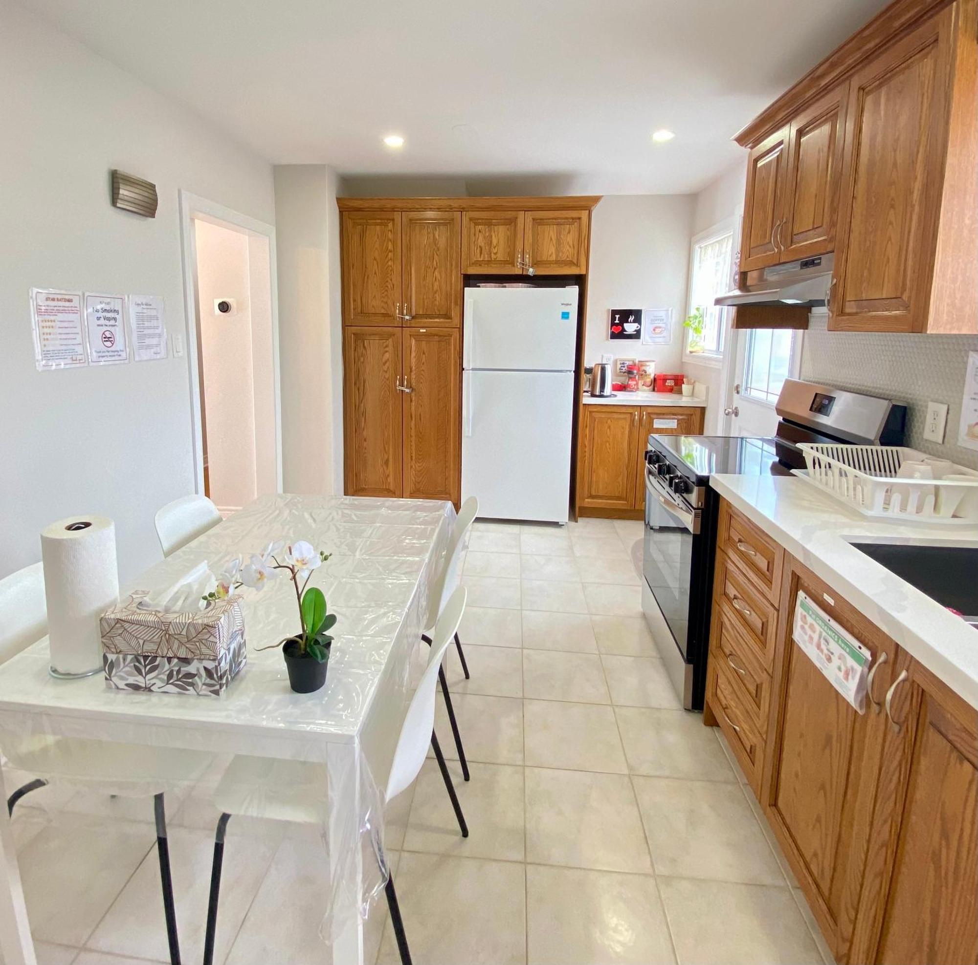 Sunny House - Main Floor, Free Parking, In Toronto Hotel Ngoại thất bức ảnh